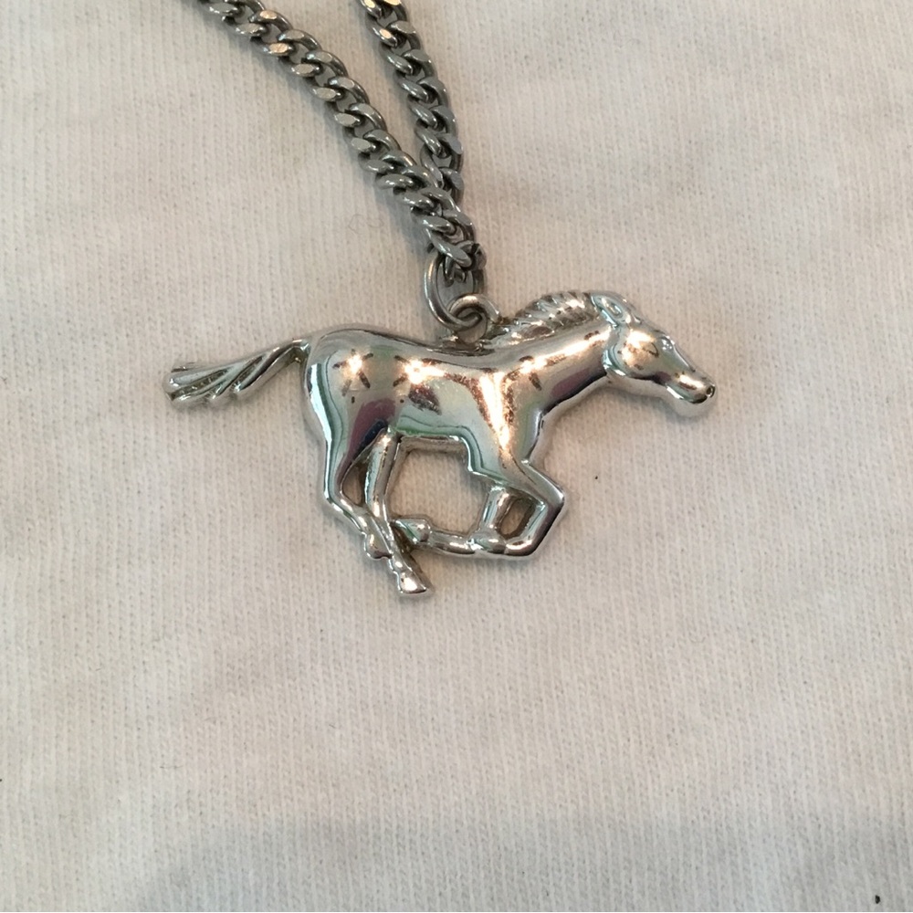 Vintage Avon Men’s Silver Tone Mustang, Bronco Horse Necklace - Picture 2 of 4